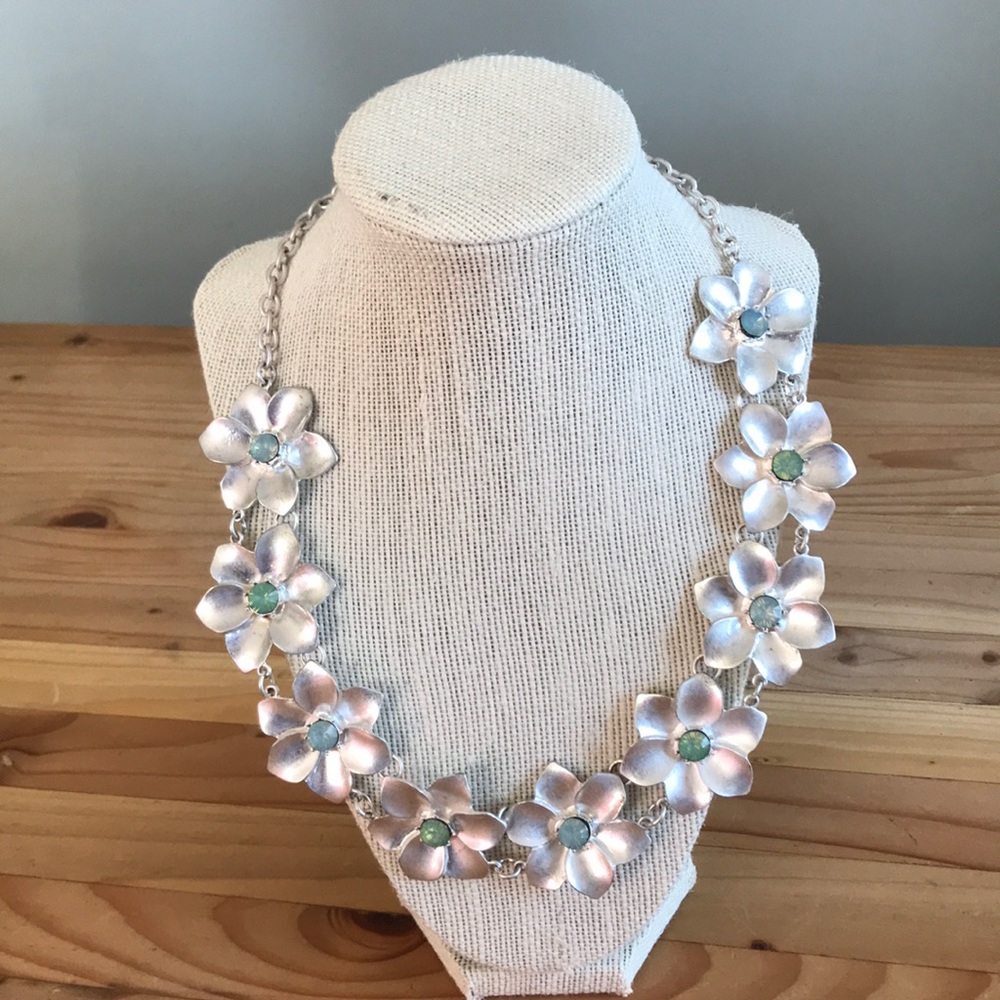 Adjustable flower necklace